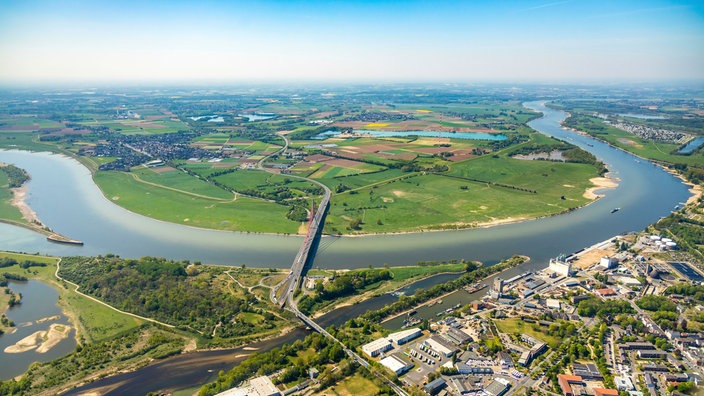 Luftbild des Rheins bei Wesel.