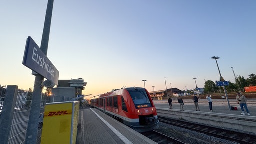 Ein Zug fährt im MOrgengrauen in den Bahnnhof von Euskirchen ein.