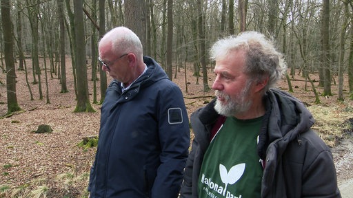Zwei Männer in einem Wald
