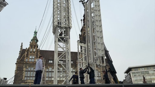Mobiler Kran wird vor Elberfelder Rathaus aufgebaut