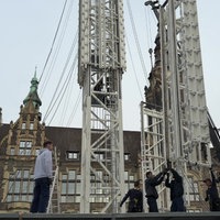 Mobiler Kran wird vor Elberfelder Rathaus aufgebaut