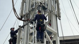Der Turm wird vor dem Elberfelder Rathaus aufgebaut