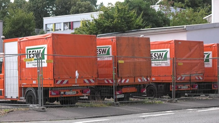 Vier ESW Wagen stehen in einer Reihe