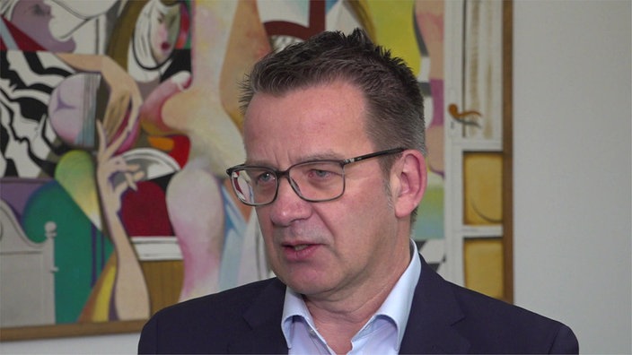 Mann wird interviewed