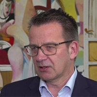 Mann wird interviewed