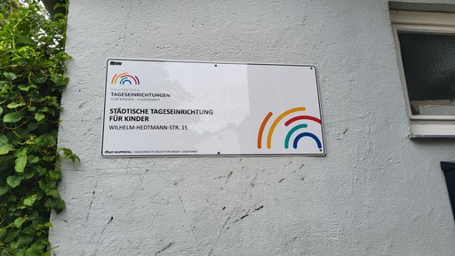 Ein KITA Schild an einer Wand