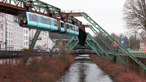Schwebebahn über der Wupper nähe Zoo