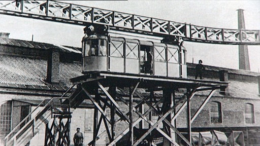 Schwarz-weißes Bild Teststrecke Schwebebahn - Schwebebahn steht auf einem Gerüst.