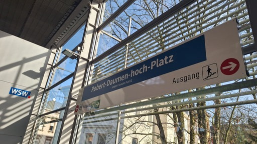Das Haltestellenschild "Robert-Daumen-hoch-Platz"