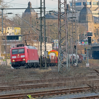 Güterzug auf Schienen. Mehrgleisige Strecke. Im Hintergrund: Stadthalle Wuppertal.
