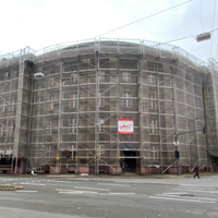 Außenaufnahme des ehemaligen Fernmeldeamts der Telekom in Wuppertal, Baugerüste davor
