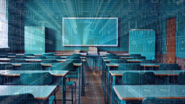 Fotomantage: leeres Klassenzimmer, Blick über Tische in Richtung Tafel. Optisch darübergelegt: eine Tastatur