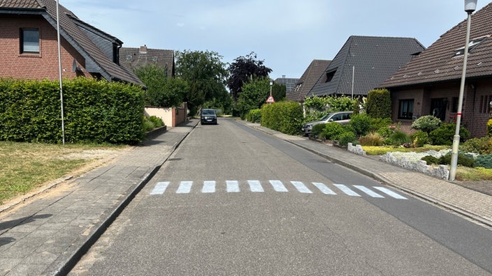 Xanten: Unbekannte malen falschen Zebrastreifen