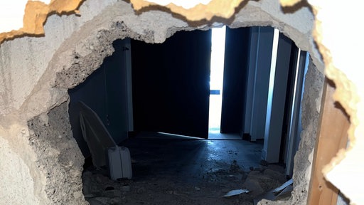 Aufgebrochene Wand bei Einbruch