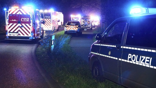 Mehrere Einsatzfahrzeuge der Polizei und Feuerwehr mit Blaulicht