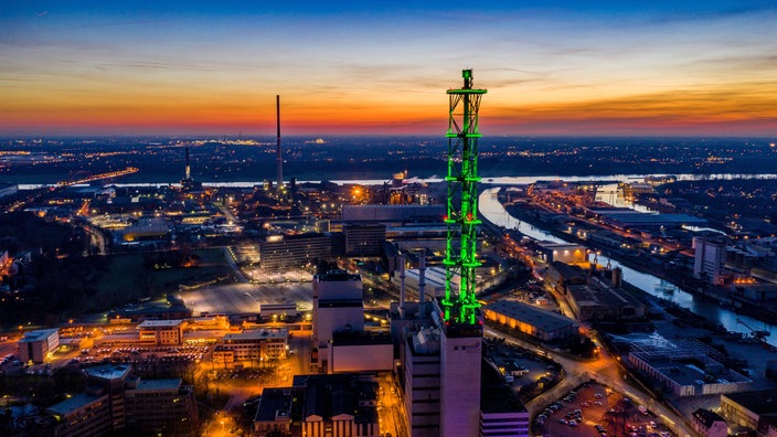 Eine Luftaufnahme im Sonnenuntergang, mit dem Stadtwerketurm im Zentrum