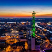 Eine Luftaufnahme im Sonnenuntergang, mit dem Stadtwerketurm im Zentrum
