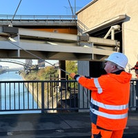 Das Bild zeigt Mitarbeiter beim Einsetzen von Dämmbalken am Marientor.