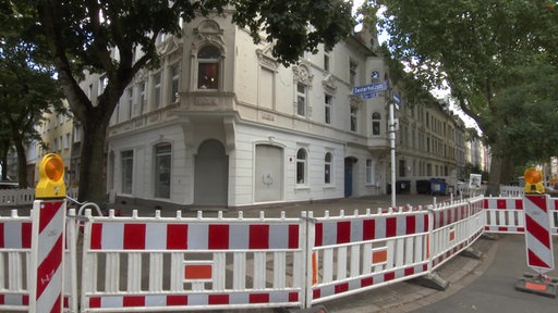 Das Mehrfamilienhaus in Dortmund ist abgesperrt worden. 