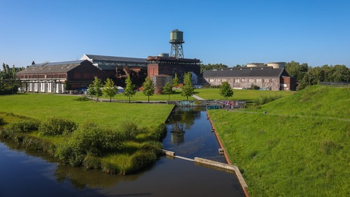 Panoramablick auf den Bochumer Westpark mit Jahrhunderthalle im Sommer