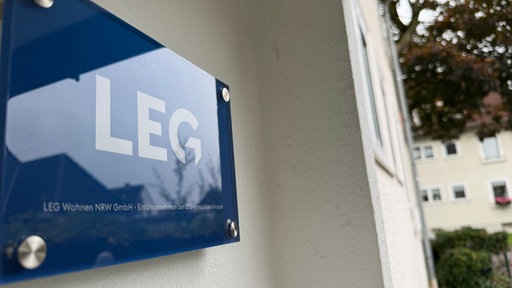 Schild mit LEG Logo an Hauswand
