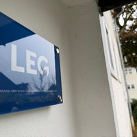 Schild mit LEG Logo an Hauswand