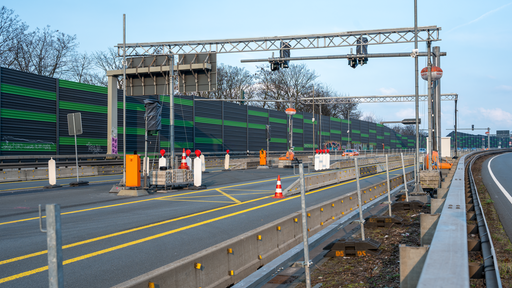Über die A42-Brücke zwischen Essen und Bottrop dürfen keine LKW mehr fahren. Dafür sorgt eine Schrankenanlage mit Waage.