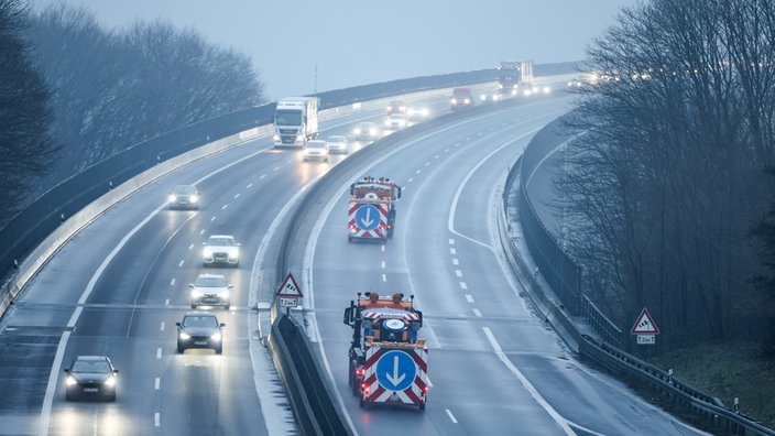 Zu sehen ist eine Autobahn bei Nebel, welche nur in eine Richtung befahren wird