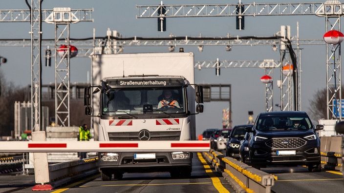 Ein LKW in der Schrankenanlage auf der A43 am Tag der Inbetriebnahme im Dezember 2021