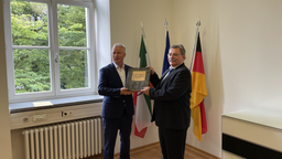 Der Essener Polizeipräsident Andreas Strüve übergibt eine Akte an den Leiter des Landesarchivs NRW, Frank Bischof