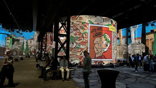 Bilder aus den Asterix-Comics werden auf die Wände von Phoenix de Lumieres in Dortmund projeziert