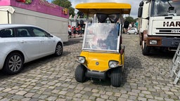 Das Golf-Kart der Stadt beim Kirmesaufbau