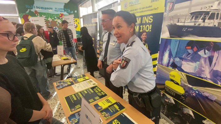 Die Polizei stellt sich auf einer Azubi-Messe vor