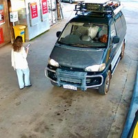 Szene aus einem Überwachungsvideo: Carolina läuft an einer Tankstelle auf ihr Auto zu