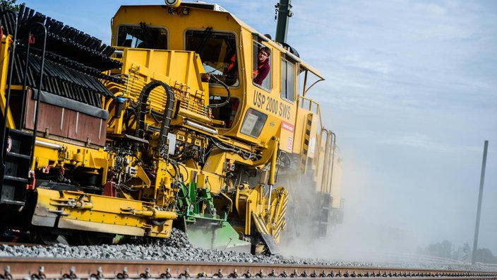 Gleisarbeiten auf Bahnstrecke mit Schienenfahrzeug