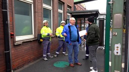 Venator-Mitarbeiter vor dem Werkstor