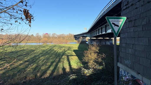Autobahn GmbH stelle Pläne für neue A59-Brücke Berliner Brücke vor