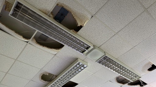 Die Decke der Schulräume hat Löcher, dort hängen Lampen.