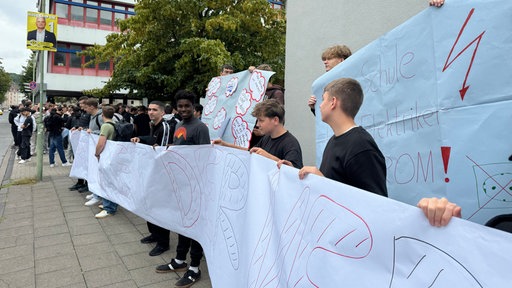 Schüler demonstrieren vor Cuno-Berufskolleg in Hagen