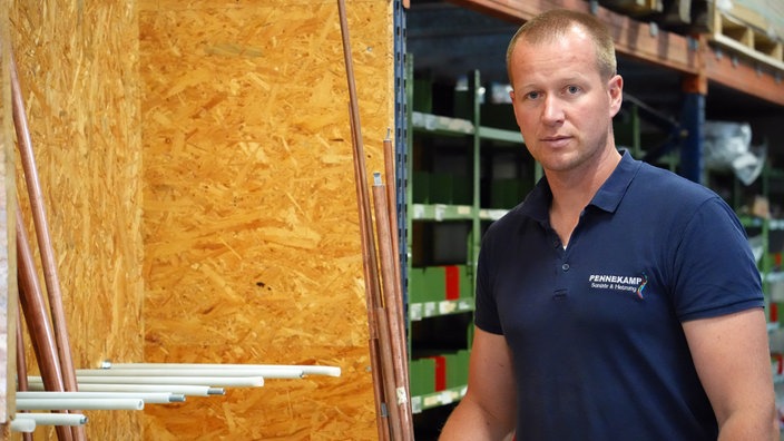 Alexander Pennekamp steht in seiner Werkstatt