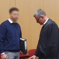 Der Angeklagte Geldautomatensprenger und sein Verteidiger