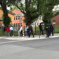 Polizisten führen Schüler aus der Heinrich-Böll Gesamtschule in Bochum