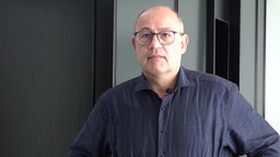 Mann mit dunkelblauem Hemd