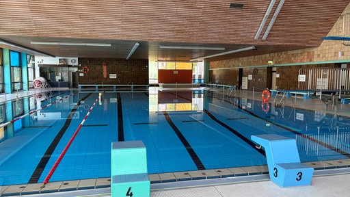 Schwimmbecken in einem Hallenbad