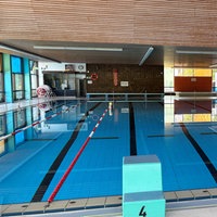 Schwimmbecken in einem Hallenbad