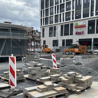 Steine, Schotterberge und Baumaschinen auf der Baustelle auf dem Husemannplatz in der Bochumer Innenstadt