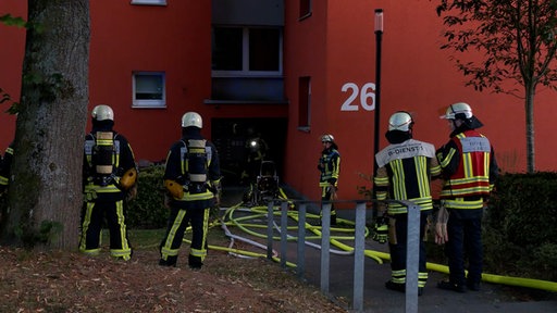 Zwei Menschen schwer verletzt bei Kellerbrand in Bochum