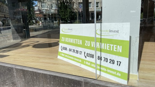 In einem leerstehenden Ladenlokal in der Wattenscheider Fußgängerzone steht ein "Zu vermieten"-Schild