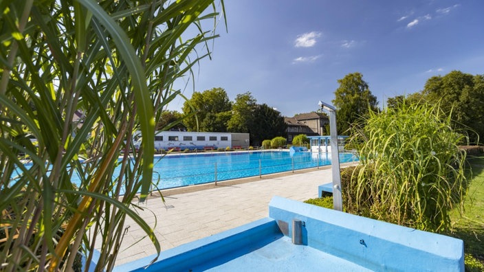 Das große Schwimmerbecken im Freibad in Bochum-Werne bei schönem Wetter