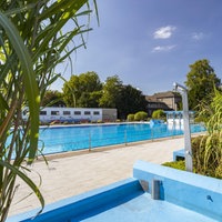 Das große Schwimmerbecken im Freibad in Bochum-Werne bei schönem Wetter